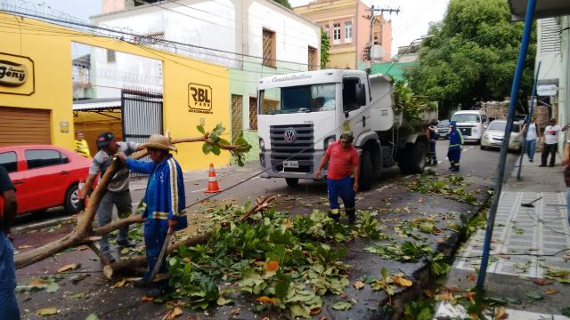 Ocorrencias chuva 29-08-2015 Defesa Civil trabalhando Foto Divulgação Semcom