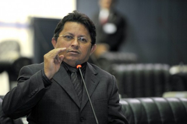 Sinésio Campos diz que a PEC proposta por ele protege os servidores, mas há controvérsias (Foto: Alberto César Araújo/ALE)