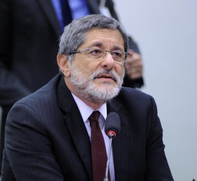ex-presidente-da-Petrobras-Sergio-Gabrielli-durante-depoimento-na-CPI-da-Petrobras-foto-Lucio-Bernardo-Jr-Camara-dos-Deputados_0004-670x1024