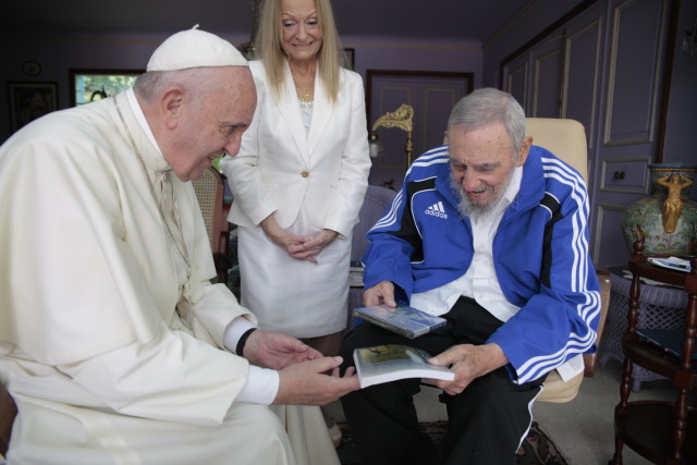 21/09/15- Havana- Cuba- Papa Francisco e ex-presidente cubano Fidel Castro se encontraram em Havana, com a presença da esposa do líder cubano, Dalia Soto del Valle.
