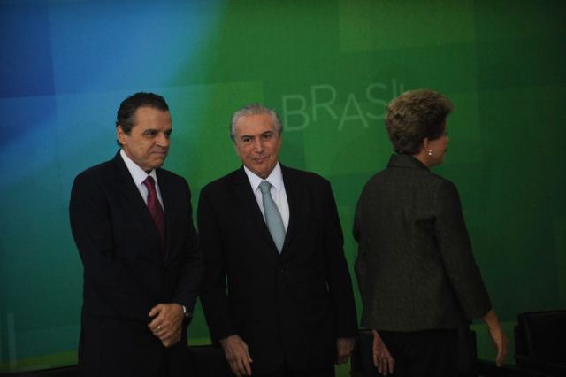 A presidenta Dilma Rousseff dá posse ao novo ministro do Turismo, Henrique Eduardo Alves. E/D: Henrique Alves, Michel Temer e Dilma Rousseff (José Cruz/Agência Brasil)