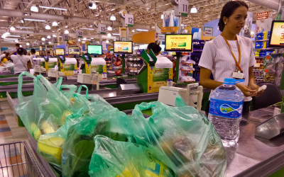 Novas sacolinhas de supermercado recicláveis em Supermercado de São Paulo. Foto: Rafael Neddermeyer/ Fotos Públicas