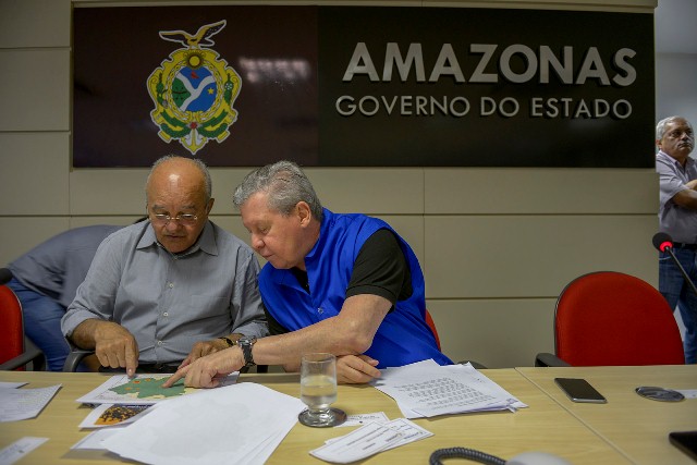 Governador José Melo e prefeito Arthur Virgílio Neto assinam decreto de situação de emergência (Foto: Alex Pazuello/Semcom)