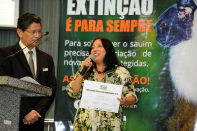 Elaíze Farias, da Agência Amazônia Real, recebendo o prêmio (Foto: Alberto César Araújo/ALE) 