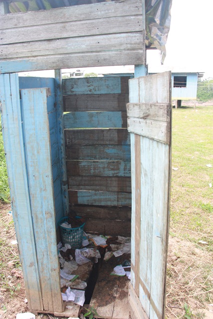 Banheiro de escola rural do município de Guajará (Foto: MPF/Divulgação)