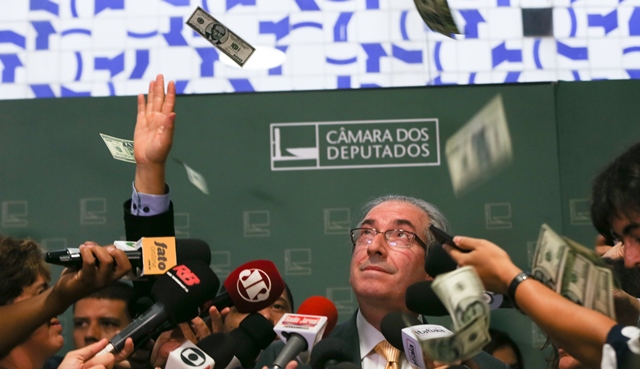 Brasília- DF 04-11-2015 Foto Lula Marques/Agência PT Presidente Eduardo Cunha recebe um pacote de Dollar no rosto, durante entrevista a imprensa no salão verde.