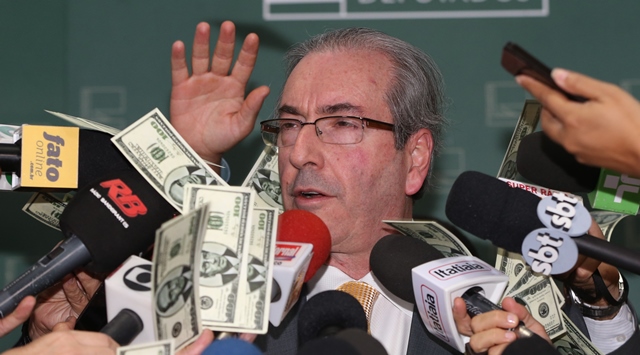 Brasília- DF 04-11-2015 Foto Lula Marques/Agência PT Presidente Eduardo Cunha recebe um pacote de Dollar no rosto, durante entrevista a imprensa no salão verde.