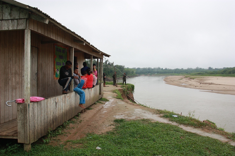 Escola Boa Vista, na Comunidade Chico Elias está ameaçada pelo fenômeno da terra caída (Foto: MPF/Divulgação)