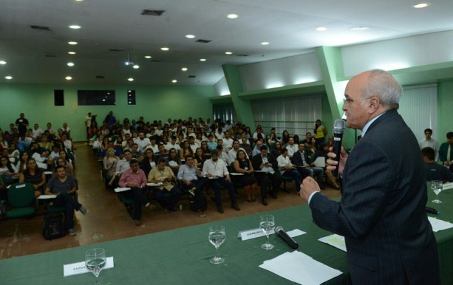 O governador José Melo em reunião no início deste ano com professores e técnicos da UEA (Foto: Herick Pereira/Secom)