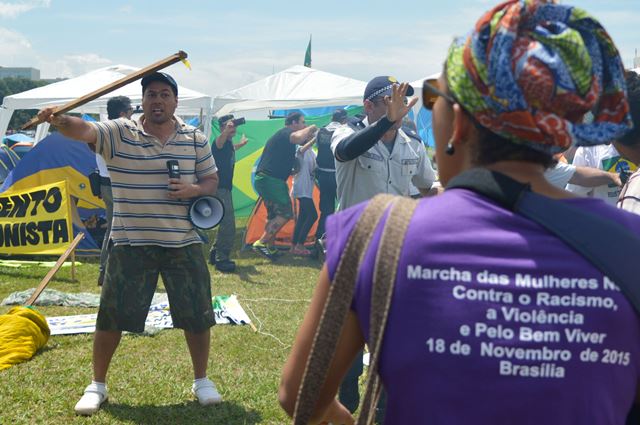 Brasília - Manifestantes acampados no gramado do Congresso Nacional entraram em confronto com integrantes da Marcha das Mulheres Negras durante passeata contra o racismo e a violência (Marcello Casal Jr/Agência Brasil)