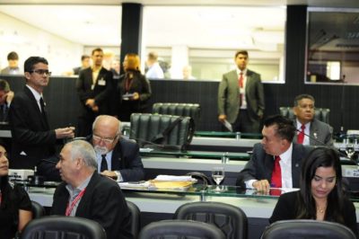 Plenário da ALE dá aval ao governo para usar dinheiro de fundos para remendar o orçamento (Foto: Elisa Maia/ALE)
