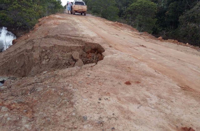 Cratera avança sobre a estrada e ameaça interditar totalmente o tráfego (Foto: Divulgação)