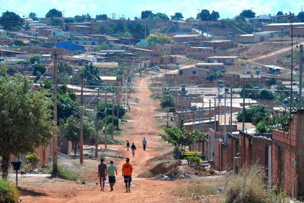 Comunidade em periferia urbana no Brasil: país melhora IDH, mas pouco (Foto: YouTube/ Reprodução)