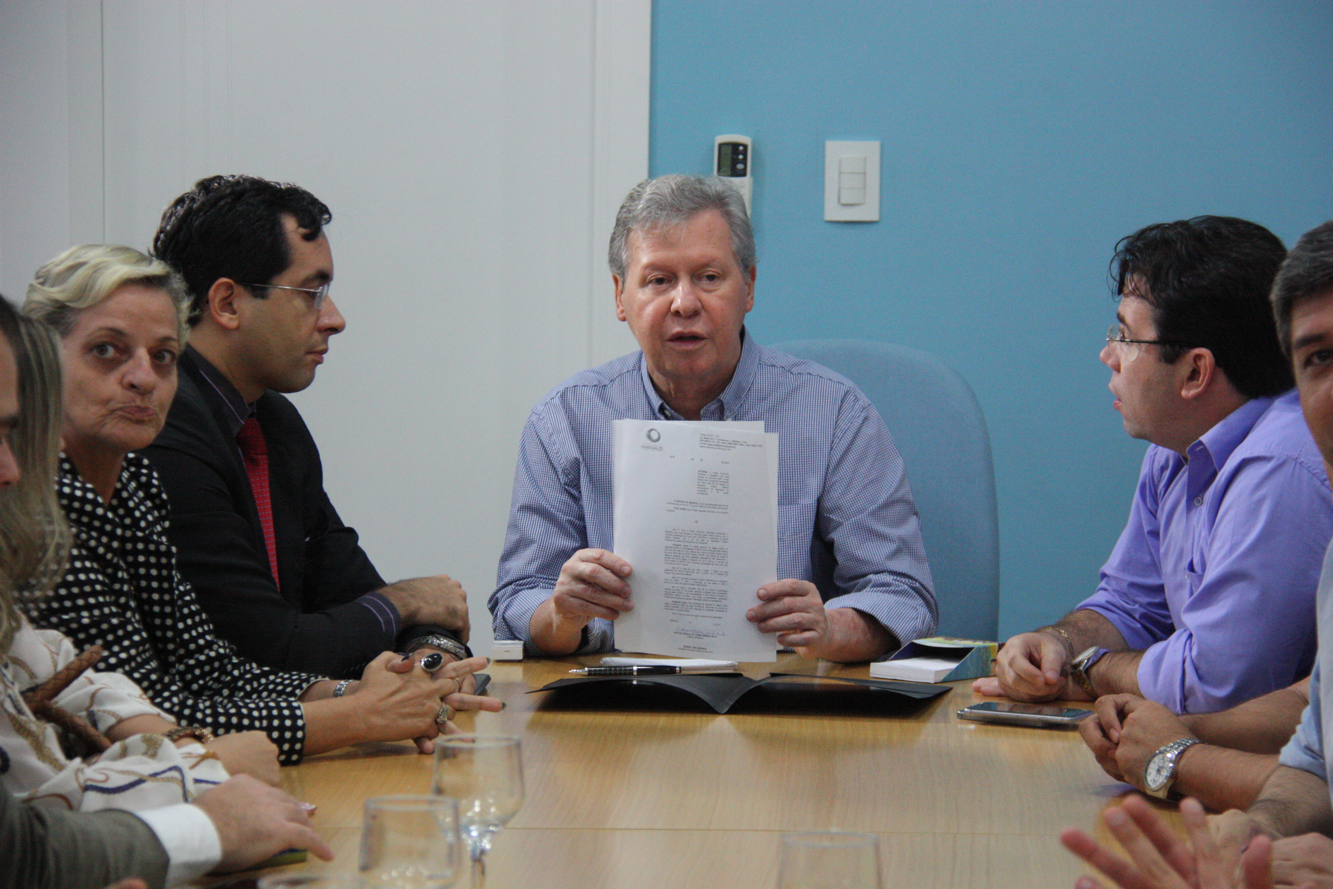 Prefeito de Manaus sanciona lei que oficializa doação de terreno MPF