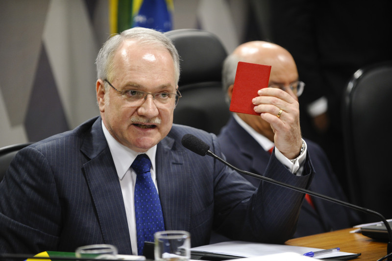 Sala de comissões do Senado Federal durante reunião da Comissão de Constituição, Justiça e Cidadania (CCJ).  Comissão analisa indicação de Luiz Edson Fachin para exercer o cargo de Ministro do Supremo Tribunal Federal (STF) na vaga decorrente da aposentadoria do ministro Joaquim Benedito Barbosa Gomes.  Mesa (E/D):  advogado Luiz Edson Fachin;  vice-presidente da CCJ, senador José Pimentel (PT-CE). Foto: Marcos Oliveira/Agência Senado