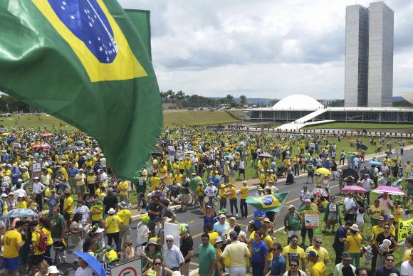 Manifestantes Brasília Vestidos com camisetas nas cores verde e amarelo, manifestantes se reúnem em Brasília a favor do impeachment da presidenta Dilma RousseffValter CampanatoAgência Brasil
