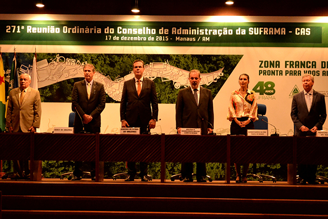 O prefeito Arthur Virgílio Neto (à direita) cobrou recursos federais para a prefeitura recuperar as ruas do DI (Foto: Valmir Lima)
