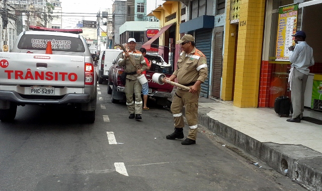 Agentes de trânsito recolhem obstáculos usados como reserva de vagas nas vias (Foto: Manaustrans/Divulgação)