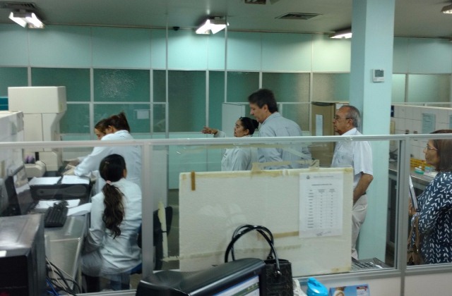 Deputado Luiz Castro em visita ao laboratório da Policlínica da Codajás (Foto: Jussara Menezes/Divulgação)