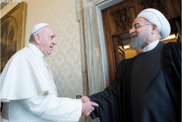 O papa Francisco cumprimenta o presidente do Irã, Hassan Rohani, em visita ao Vaticano L'Osservatore Romano