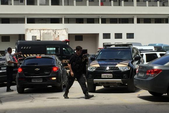 Agente chega à sede da Polícia Federal, no Rio de Janeiro, levando malotes Cristina Índio do Brasil Agência Brasil