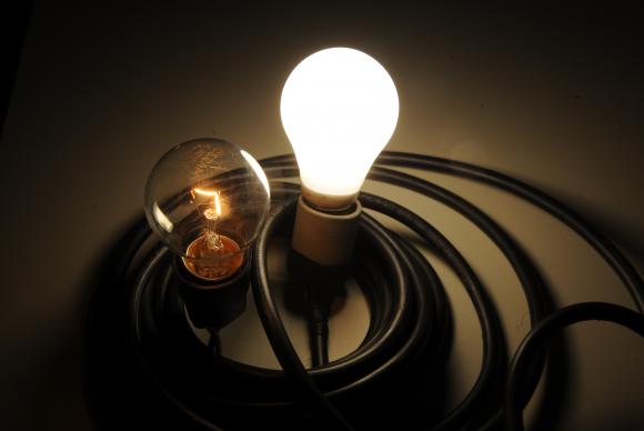 Energia eletrica Para gastar menos, consumidor deve apagar luzes ao sair de um ambienteMarcello Casal Jr/Agência Brasil