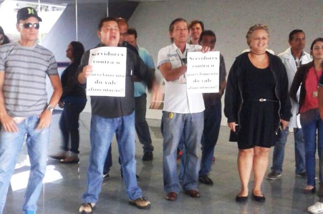 Servidores protestaram no saguão de entrada da Assembleia Legislativa na manhã desta sexta-feira (Foto: Divulgação)
