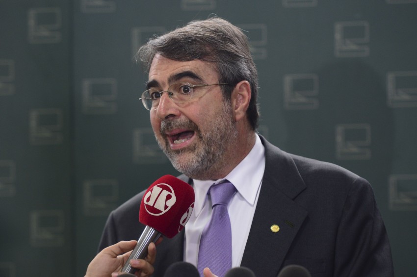 Brasília - O deputado Henrique Fontana fala sobre o processo de Impeachment (Antonio Cruz/Agência Brasil)