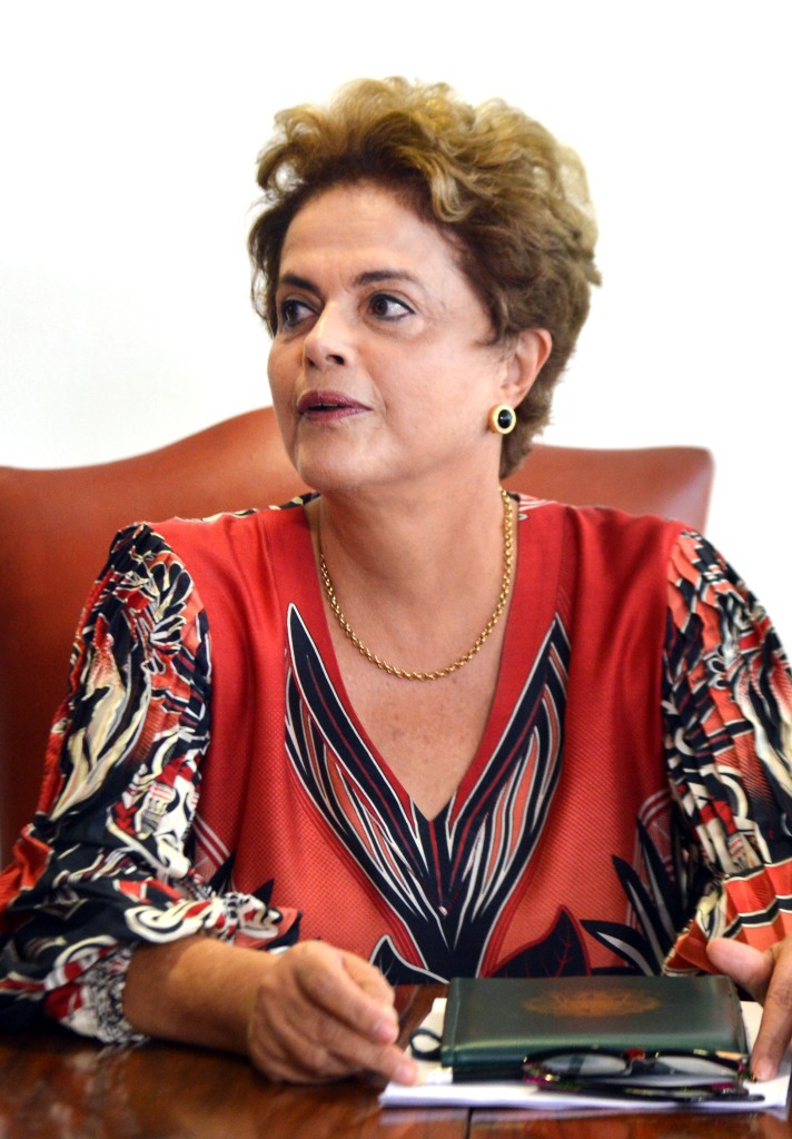 Brasília - Presidenta Dilma Rousseff assina a carta de ratificação do Acordo de Facilitação do Comércio da OMC durante audiência concedida ao embaixador Roberto Azevêdo, Diretor-Geral da Organização Mundial do Comércio-OMC (Antônio Cruz/Agência Brasil)