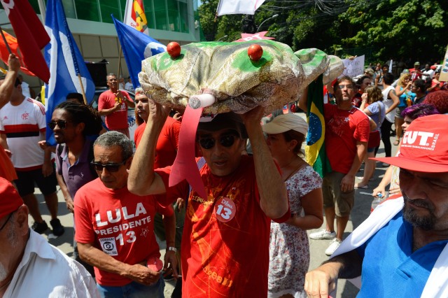 Rio de Janeiro - Manifestantes fazem ato em frente à sede da Rede Globo, no Jardim Botânico, em apoio ao ex-presidente Luiz Inácio Lula da Silva ( Fernando Frazão/Agência Brasil)