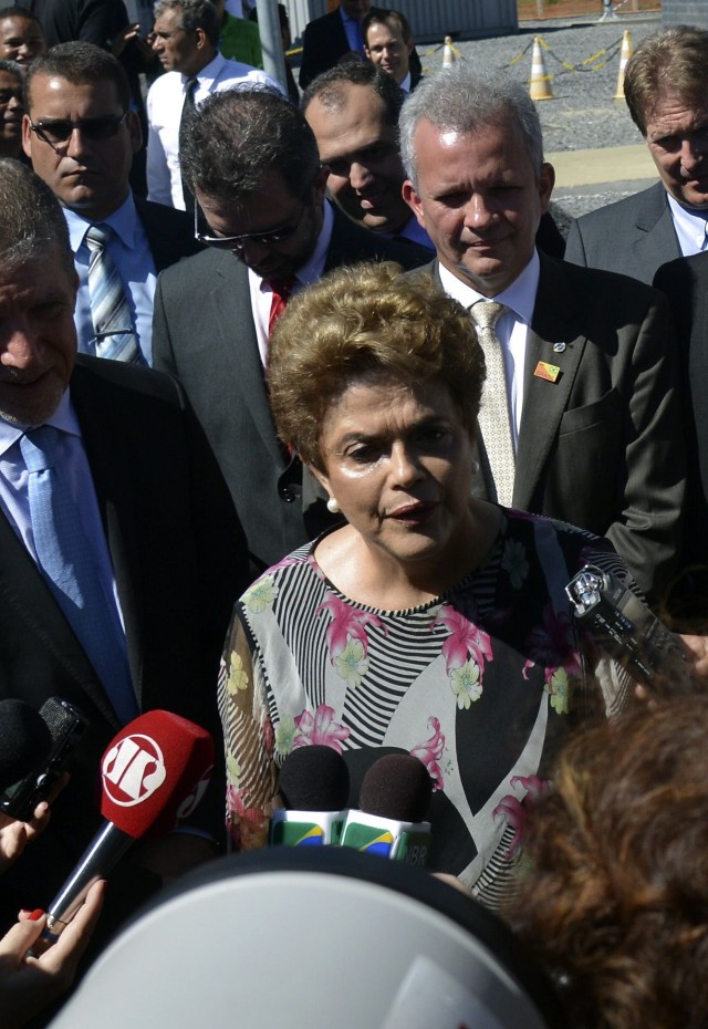 Brasília - Presidenta Dilma visita as obras de infraestrutura de solo para operação do Satélite Geoestacionário de Defesa e Comunicações Estratégicas, do Centro de Operações Espaciais-COPE/ VI Comar da Aeronáutica (José Cruz/Agência Brasil)
