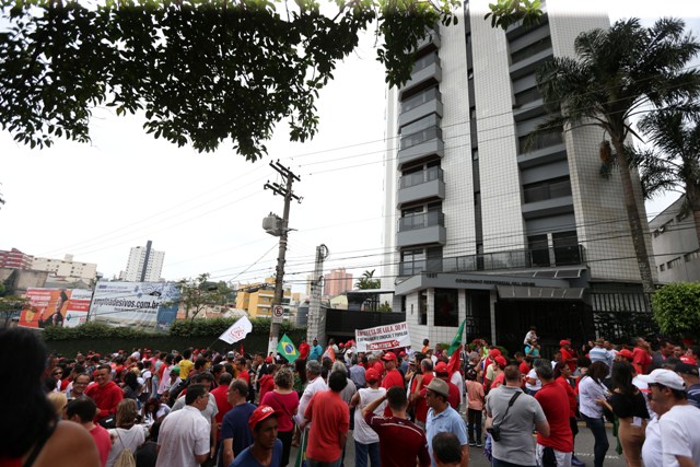 Sao Bernardo do Campo- SP- Brasil- 13/03/2016 Simpatizantes fazem manifestção de apoio ao ex-presidente Lula . Foto Paulo Pinto/Agencia PT