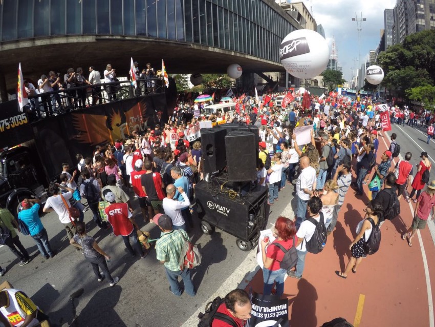 São Paulo - Manifestantes se concentram na Avenida Paulista, local onde será o ato em defesa do governo e da presidenta Dilma Rousseff (Juca Varella/Agência Brasil)