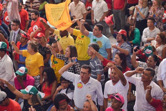 Representantes de movimentos sociais lotam o Palácio do Planalto e gritam palavras de ordem contra o impeachment da presidenta Dilma RousseffAntonio CruzAgência Brasil