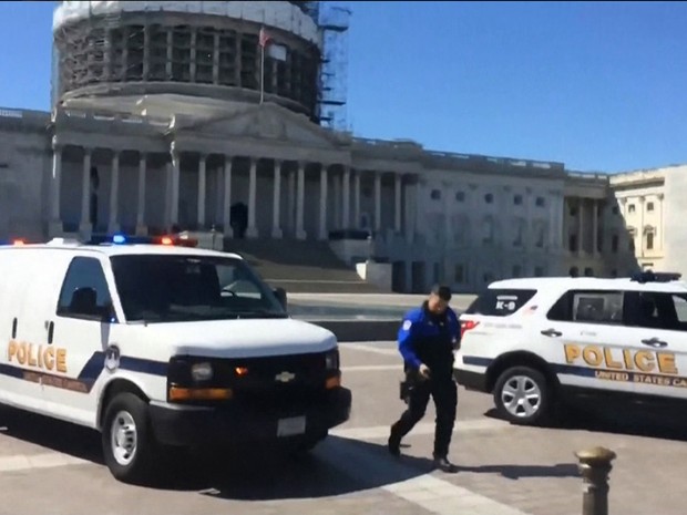 capitolio Polícia na frente do Capitólio, em Washington, após relatos de tiroteios no centro de visitantes do edifício Foto ReproduçãoMSNBC