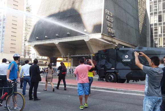 Tropa de Choque da Polícia Militar de São Paulo lança jatos d'água em manifestantes que ocupavam a Avenida Paulista desde o fim da tarde de quarta-feiraDaniel Mello/Agência Brasil