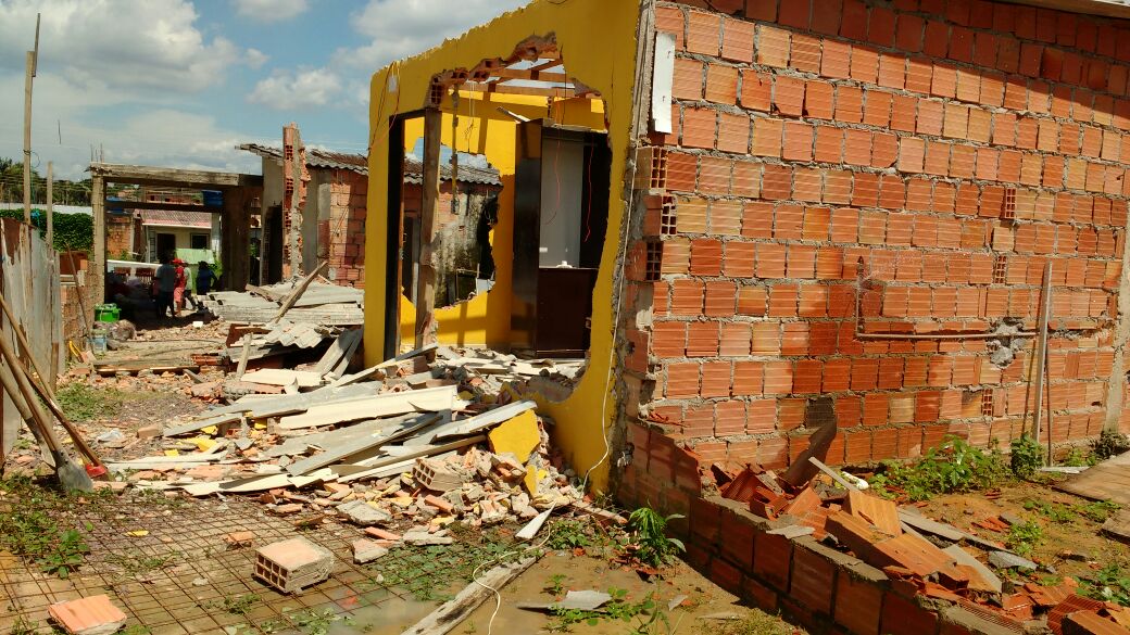 Os imóveis onde viviam três famílias ficaram destruídos após a ação da polícia (FOTO: REPRODUÇÃO)