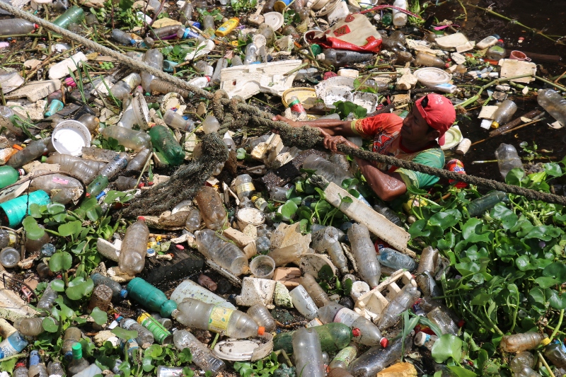 lixo nos igarapés de Manaus