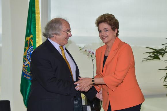 A presidenta Dilma Rousseff recebeu, no Palácio do Planalto, a solidariedade do Nobel da Paz Adolfo Pérez EsquivelJosé CruzAgência Brasil