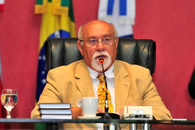 Belarmino Lins pediu desculpas aos homenageados (Foto: Elisa Maia/ALE)