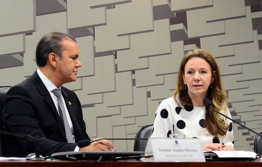 Brasília – O presidente da CPI do CARF, senador Ataídes Oliverira e a relatora da CPI do CARF, senadora Vanessa Grazziotin, durante a leitura do relatório final. (Antônio Cruz/Agência Brasil)