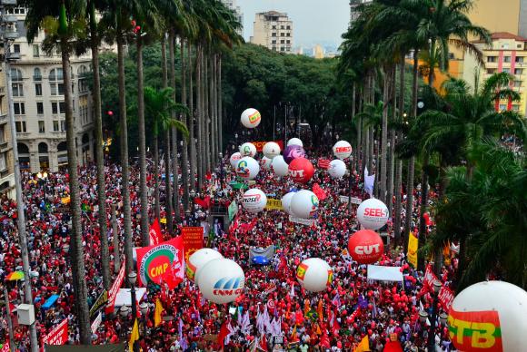 Frente Brasil Popular e Frente Povo Sem Medo durante protesto esta semana em defesa da democracia e contra o golpe  Rovena RosaAgência Brasil