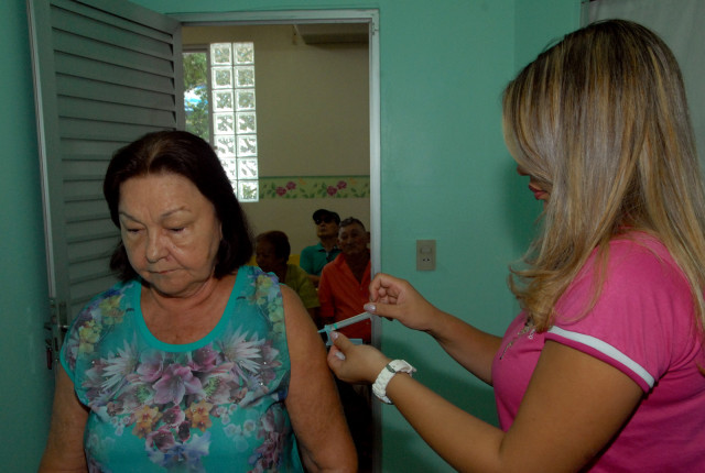 Prefeitura começa a vacinar contra a gripe . Fotos: José Nildo