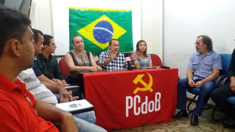 Eron Bezerra (centro) justifica contratações ao declarar que todas as secretarias do Estado trabalham com temporários (Foto PCdoB/Divulgação)