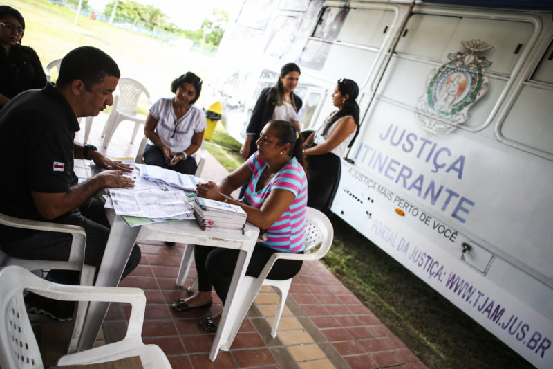 Manaus, 02/05/2016 - Ônibus da Justiça Itinerante realiza atendimento prioritário para mulheres. Foto: Raphael Alves