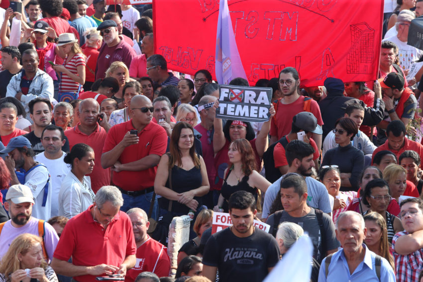 31/07/2016- São Paulo- SP, Brasil- Manifestação a favor da democracia no Largo da Batata em São Paulo. Foto: Paulo Pinto/ AGPT