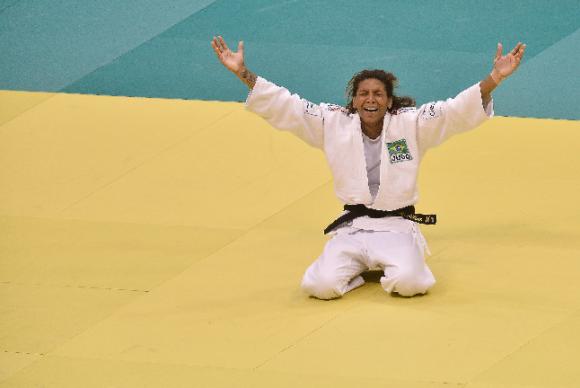 A judoca brasileira Rafaela Silva festejou vitória contra a alemã Myriam RoperGetty ImagesBuda Mendes