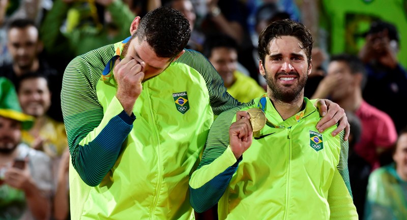 Campeões, Alison e Bruno fizeram história no vôlei de praia com terceiro título olímpico do Brasil (Foto: Inovafoto/CBV)