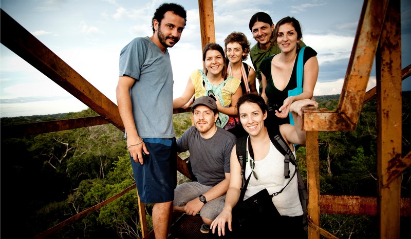 Artistas brasileiros e estrangeiros em torre de observação do Inpa: arte e ciência na floresta (Foto: Divulgação)