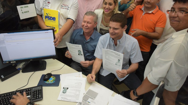 O prefeito Arthur Virgílio Neto e o deputado Marcos Rotta pedem registro de candidatura (Foto: Divulgação)